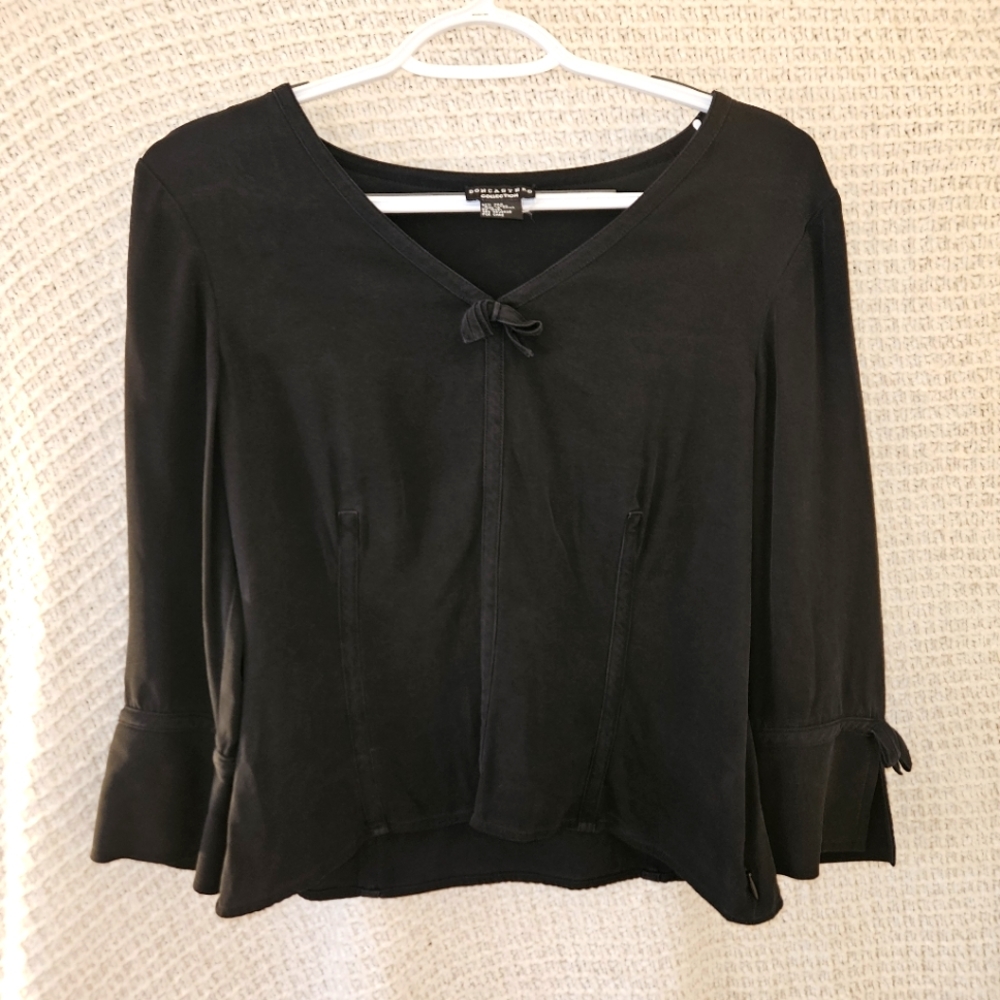 Quarter sleeve, black top